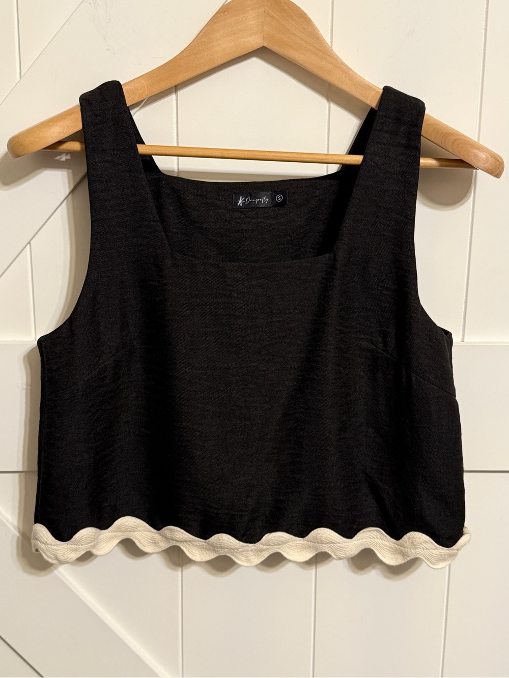 Dragonfly Women’s Small Black Cropped Tank with Cream Scallop Hem - K-Dreamfy